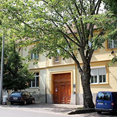 Veva Apartman - Eger Maganszallashely Екстер'єр фото