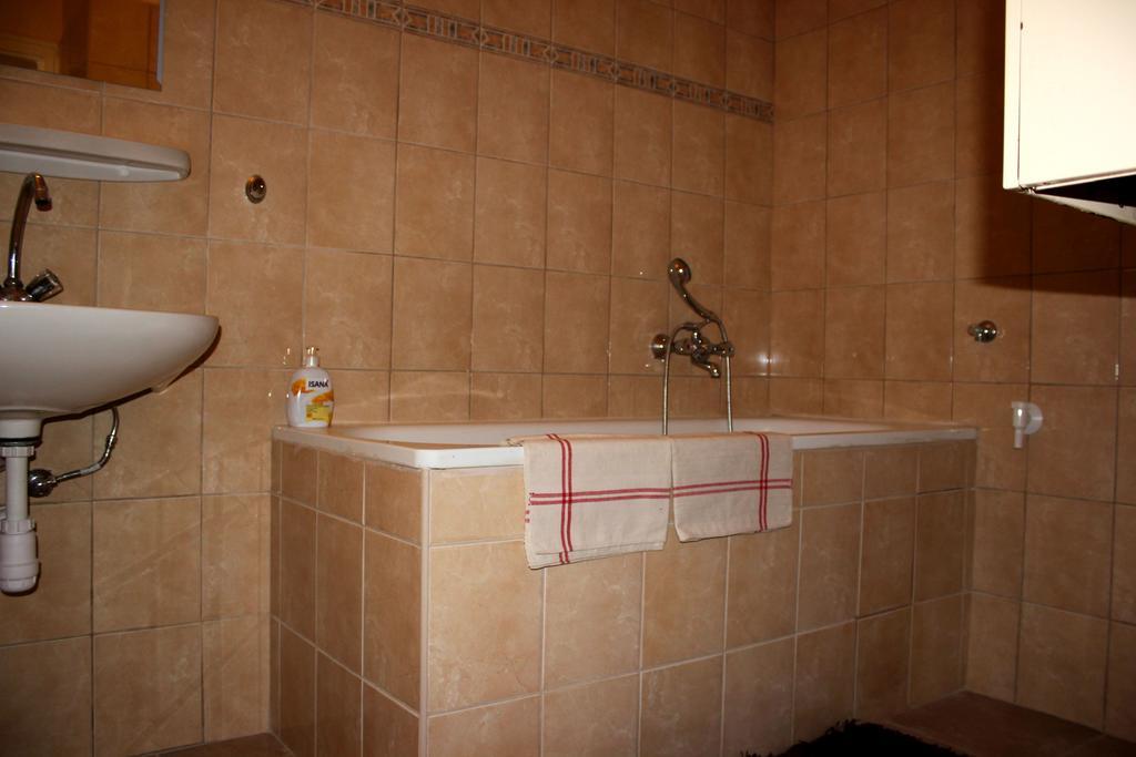 Veva Apartman - Eger Maganszallashely Екстер'єр фото