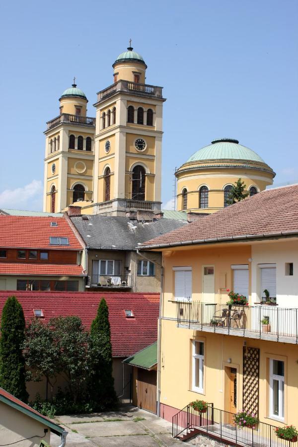 Veva Apartman - Eger Maganszallashely Екстер'єр фото